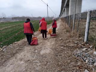 济宁市任城区二十里铺街道王府集村开展“守护高铁安全线 筑牢平安防护网”志愿服务活动