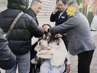 农行郯城文明支行暖心救助晕倒市民