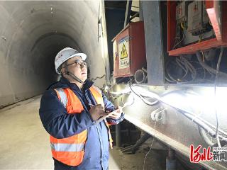 海拔1536米，“吹着空调”建铁路