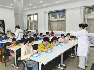 济宁市任城区阜桥街道海关路社区：开展趣味科普实验 小科学家探秘神奇欧不裂