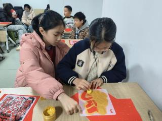 济宁市泗水县泗河街道仲子社区开展“金融知识润童心 拓印体验趣无穷”拓福与金融科普活动