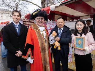 甲骨文文创让中华传统文化真正“活起来”——专访伦敦威斯敏斯特市市长保罗·迪莫登伯格丨豫见伦敦·中国年