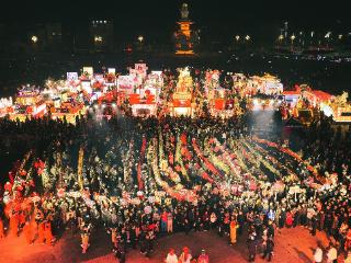 施秉：爆火！龙灯展演带火“旅居经济”，新春文旅迎来“满房潮”