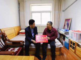 汇聚爱心解急难 十万善款送温暖——王松涛带队为困难职工送去爱心捐款