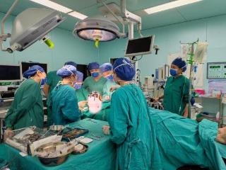 三科专家同台，近九小时手术接力只为保住他的光明与容颜