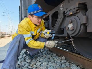 春运“听音者”：阜阳检车员杨磊靠耳朵揪出车辆“隐疾”