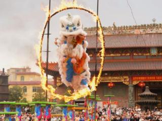 看完舞狮吃龙虾！在粤西，拎一箱饮料就能横着吃年例？