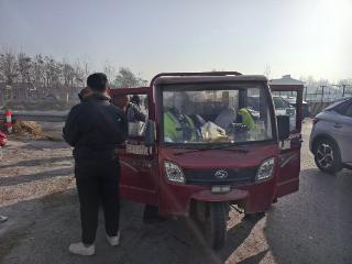 暖心！三轮车路上抛锚，交警化身“修车工”