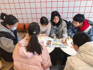 济南高新区凤凰路小学六（3）班开展光影冒险岛・电影主题桌游创作活动