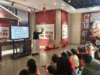 在图书馆喜迎亲子元宵节