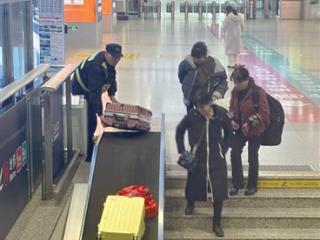 再不用背着行李下28级台阶 杭州城站两条行李传送带火了 网友点赞建议全国推广