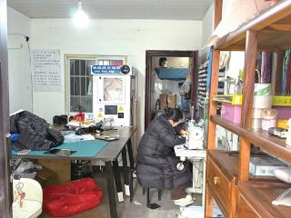 55岁大姐靠缝纫手艺红了 在余杭云会村里租了间小屋 接的是全国各地的生意