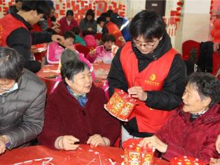 巧手制花灯 温情暖夕阳