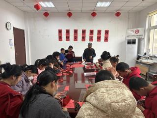 青岛市即墨区龙山街道晓阳社区开展“非遗剪纸闹元宵 传统文化进社区”活动