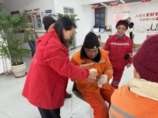 社区为环卫工人点亮元宵暖意