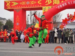 秧歌鼓点绕街巷 非遗年味满胶城