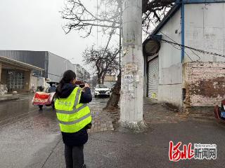 邢台市城管局开展小广告及垃圾死角专项排查