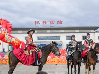 高铁站变身民俗“秀场” 社火、羌舞刷屏了