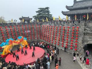 寿州古城：机器人“闹”元宵！传统楚韵与现代科技奇妙碰撞
