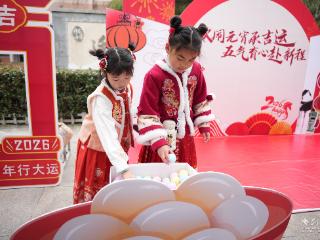 扭蛋藏期许 花灯润童心 神龙小学将元宵民俗搬进开学典礼