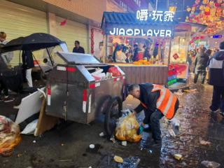 西秀区环卫处：顾府街节日垃圾激增 环卫工昼夜坚守保洁
