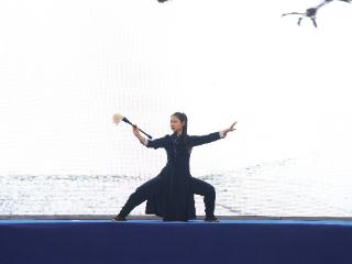 纵览原创 | 邯郸高颜值太极女教师爆红：7岁被父亲“骗”进武校，如今让200万网友爱上太极