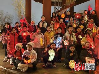 邢台市金华实验小学：70余组家庭提灯游园