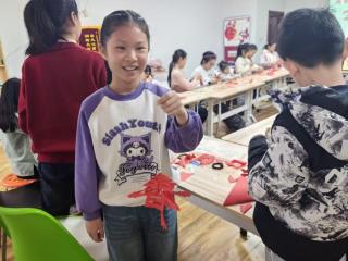 济宁太白湖新区许庄街道荷韵花园社区开展“非遗剪纸庆元宵”活动