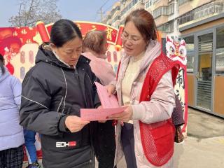 济宁市任城区阜桥街道枣店阁社区开展“惠民保险进社区 安康守护暖人心”安康工程保险宣传活动
