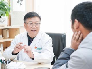 匠心行医精准祛白 郑华国医生为白癜风患者保驾护航