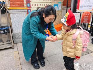 荆楚开学联播 | 娃儿戴马头、传承“葡萄园”，福建街小学“马”上开学！