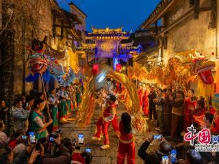 湖南洪江古商城：赤马踏春送龙归 千年商城闹元宵