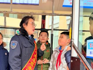 公交车开进景山小学！最美公交司机董丹带来开学交通安全第一课
