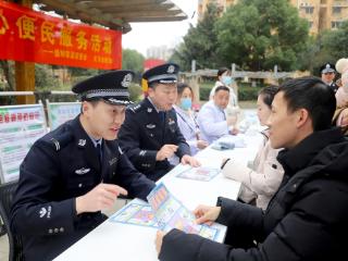 学雷锋践初心 警民服务暖社区