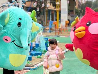 荆楚开学联播丨废旧材料巧改造 博雅幼儿园“百马千面”迎开学