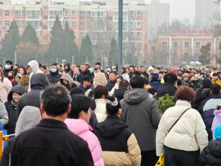 挤爆了！安阳桥庙会开启“人从众”模式