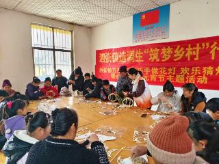 济宁市泗水县泗张镇方家庄村：巧手做花灯 欢乐闹元宵