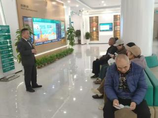 农行泰安肥城老城支行：银发课堂暖人心 农行手把手教老人玩转智能金融