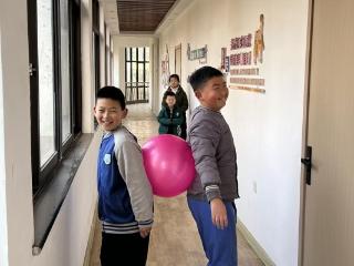 济宁市任城区阜桥街道新刘庄社区开展“背夹球大作战”主题活动