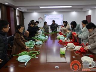 共享生活 市中如忆——孟庄镇总工会举办毛线坐垫手工艺制作活动