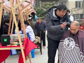 东韵社区：便民服务暖人心，情系居民显真情