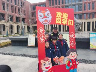 开学日恰逢学雷锋，无锡梁溪城管暖心守护上学路