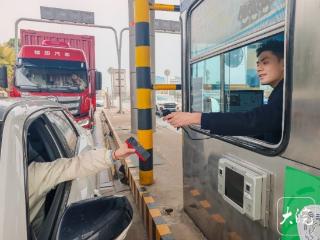 安徽一“00后”高速收费员撞脸肖战、龚俊、王鹤棣……本人回应：有那么一点像吧，但没他们帅