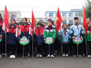 莒南县第六小学举行“策马启新程,扬帆向未来”主题升旗仪式