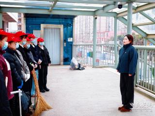 “连心桥”上的一堂实践课 育才幼儿园这样学雷锋