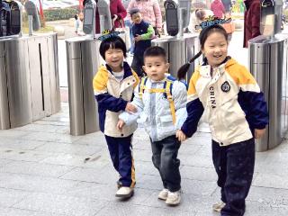 萌娃争当“小先生” 这所幼儿园把“学雷锋”做进了日常