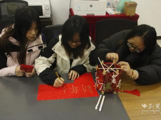 匠心传雅韵！文理学子巧手制花灯