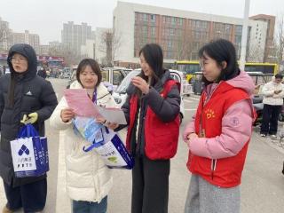 济宁市任城区李营街道东翔社区开展“信用＋学雷锋护学岗”活动