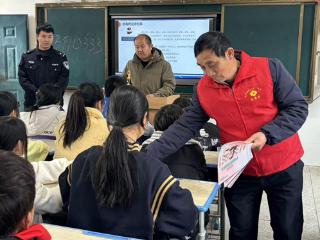 江西永修：“五老”进校园 护航青少年成长