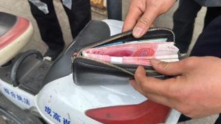 小善举大温暖 执法队员拾金不昧 用行动传承雷锋精神